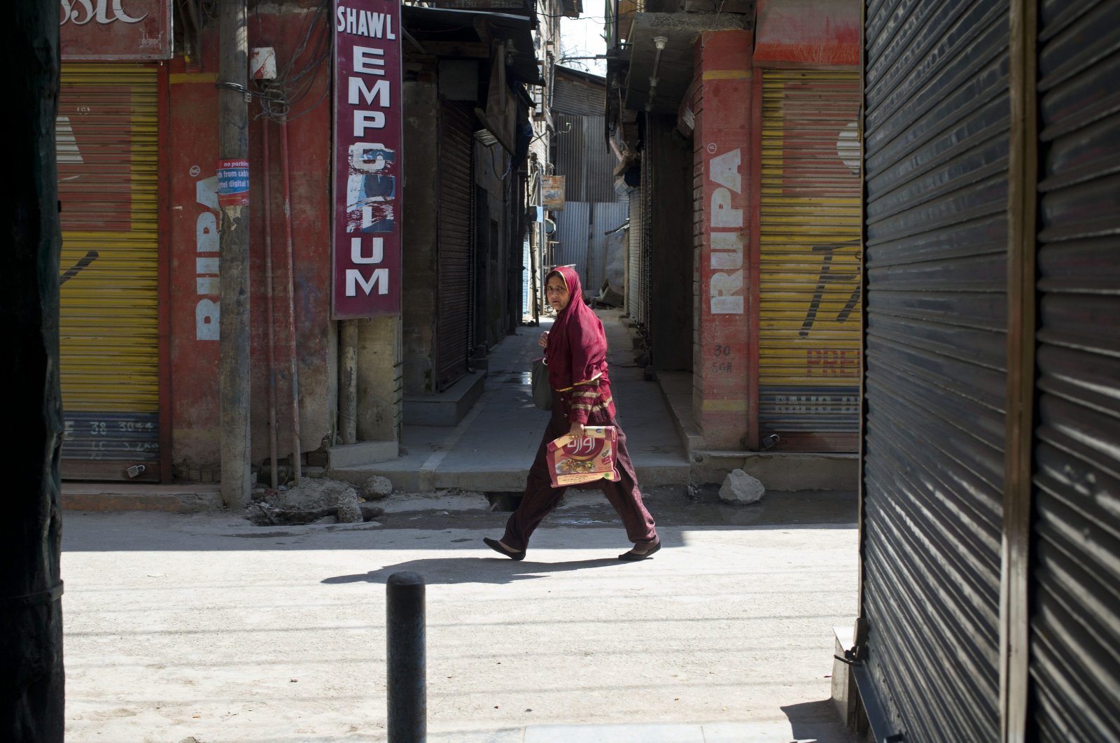 A Kashmiri Muslim woman walks pasts a closed market in Srinagar, Indian-controlled Kashmir, India, April 11, 2015. (AP Photo)