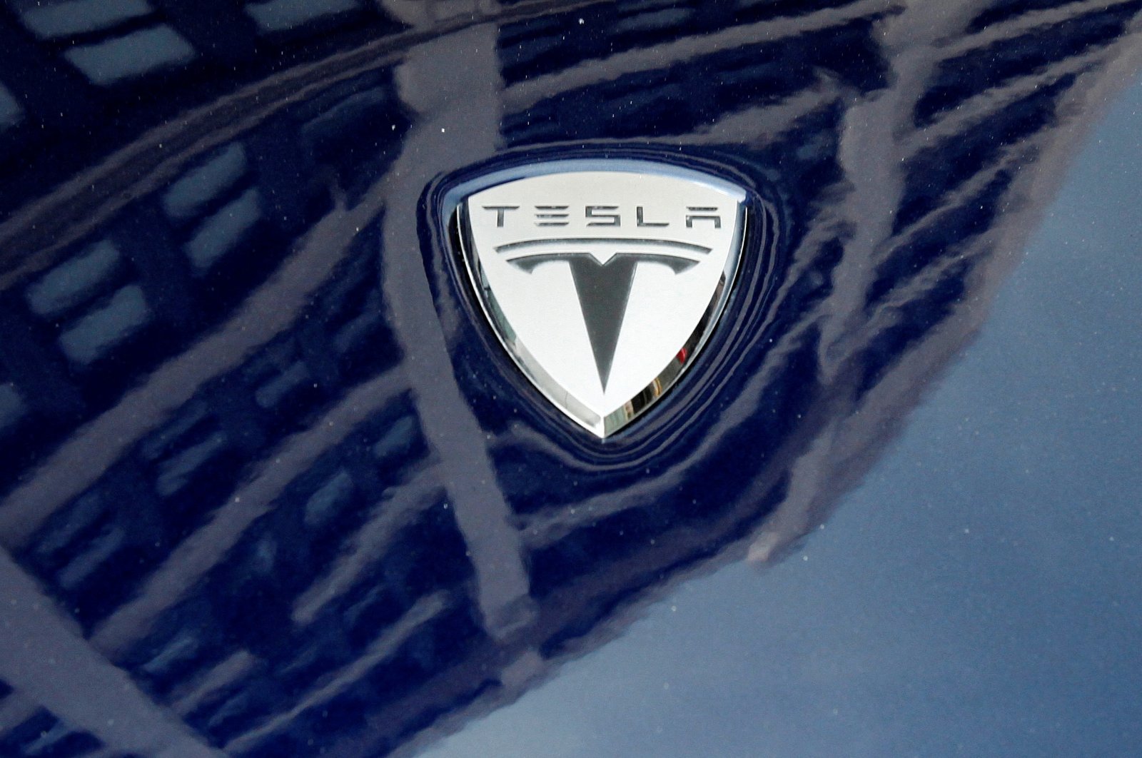 A logo of Tesla Motors on an electric car model is seen outside a showroom in New York, U.S., June 28, 2010. (Reuters Photo)