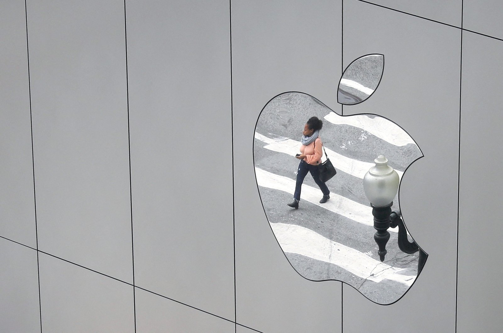 A woman is reflected in a Apple store logo in San Francisco, California, U.S., Aug. 21, 2017. (Reuters Photo)