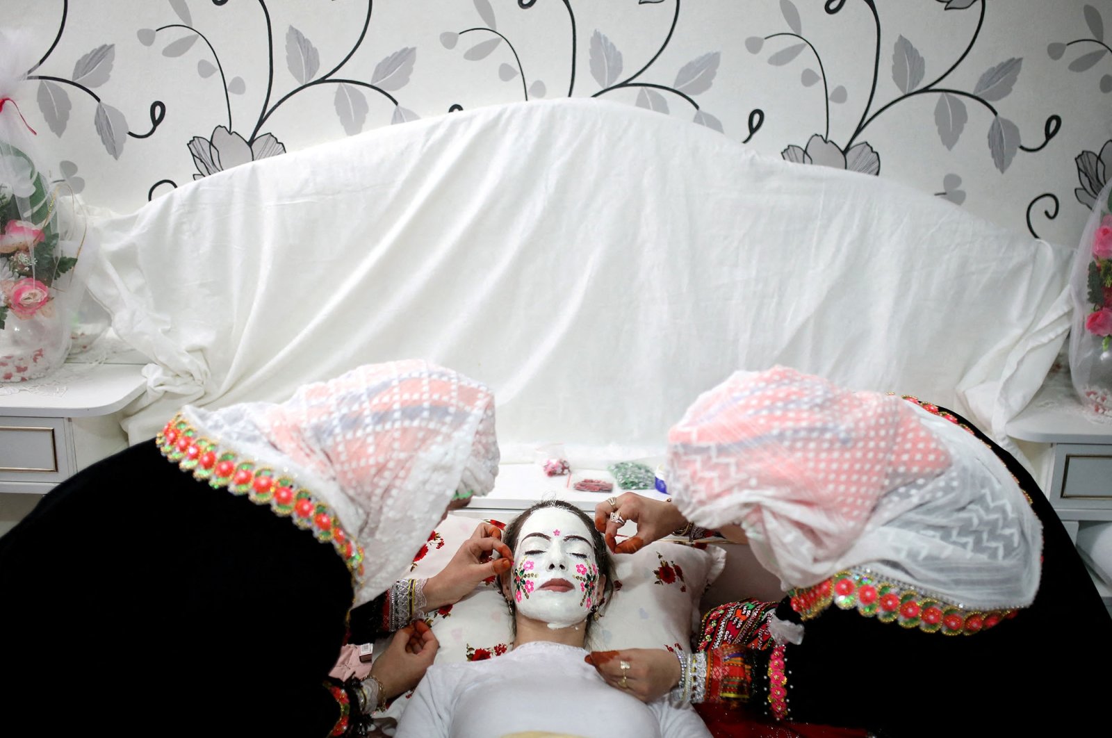 Tidak ada gaun putih tapi wajah putih: Tradisi pengantin Muslim Bulgaria