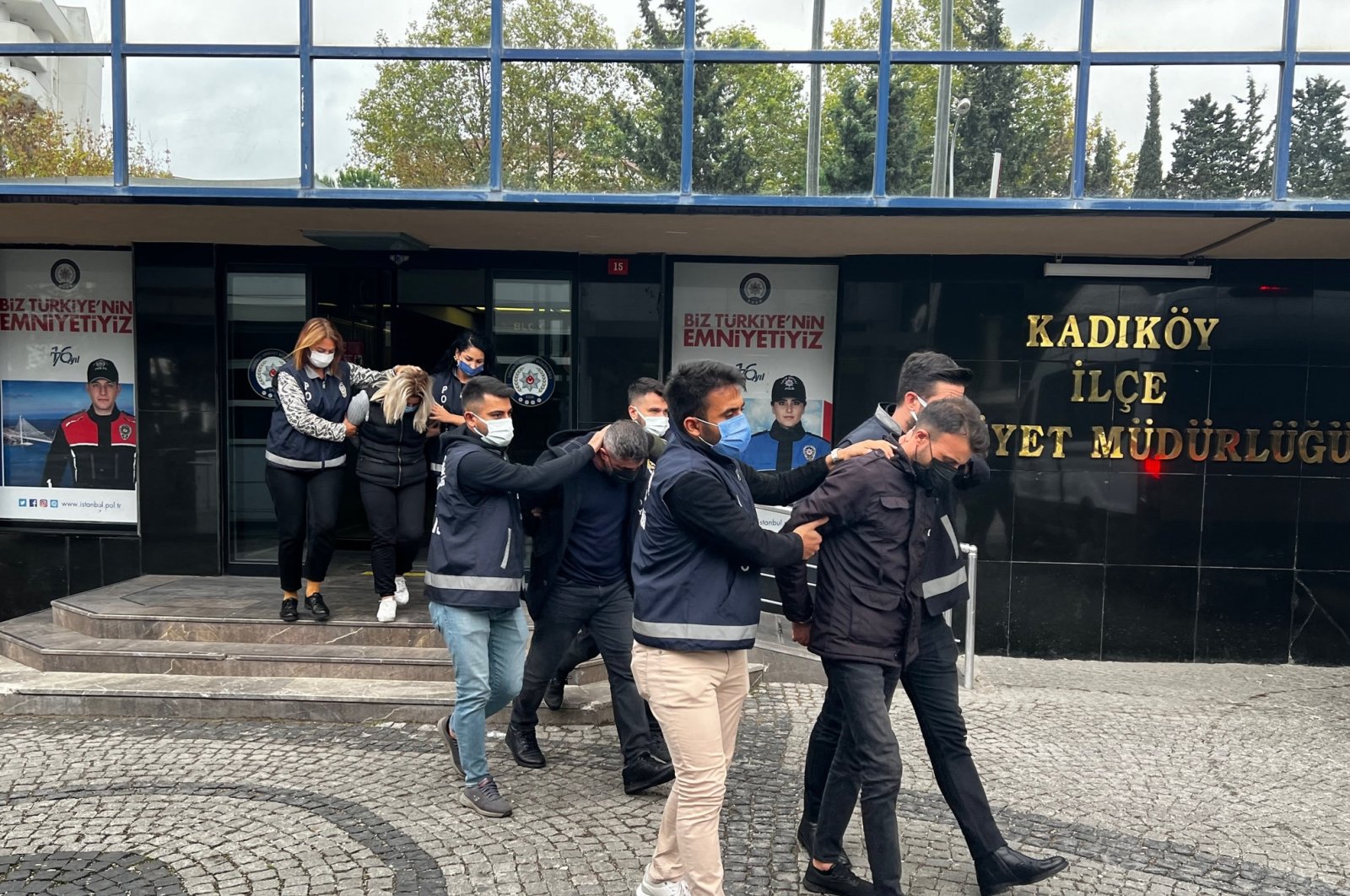 Police accompany suspects in a murder to a van for transfer to the court, in Kadıköy district, in Istanbul, Turkey, Oct. 22, 2021. (DHA PHOTO) 