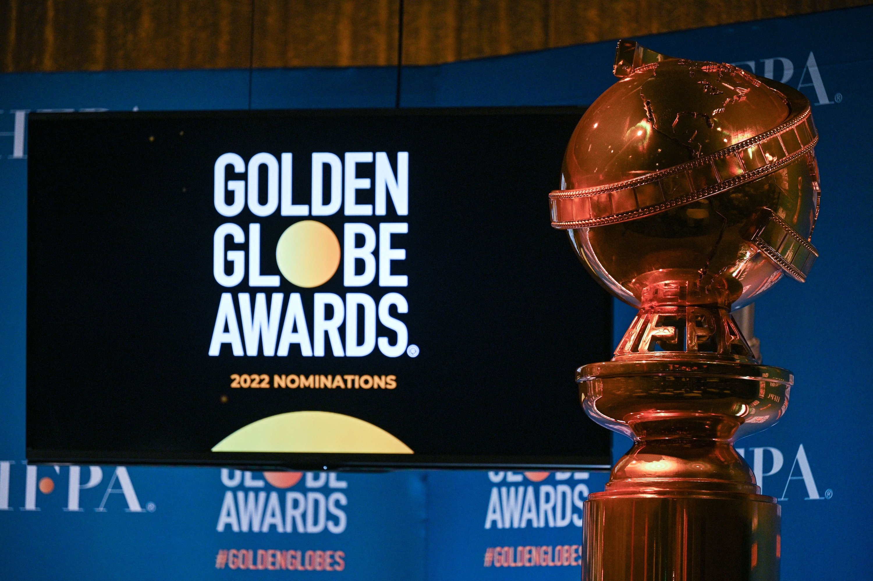Panggung diatur untuk pengumuman nominasi untuk Golden Globe Awards ke-79, di Beverly Hilton Hotel di Beverly Hills, California, 13 Desember 2021. (AFP File Photo)