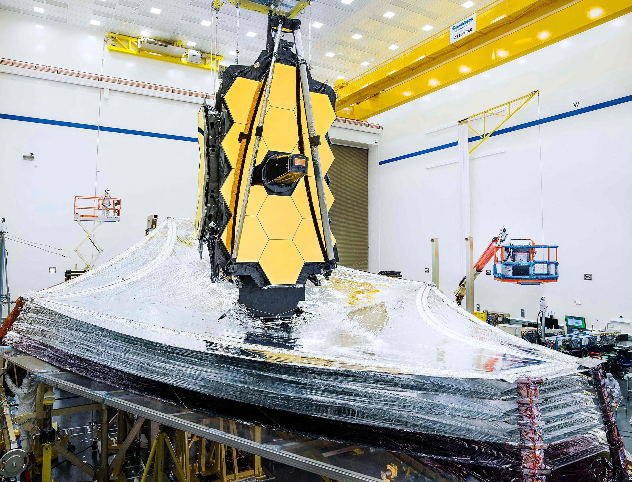 Teleskop James Webb sedang dipersiapkan untuk diluncurkan, di Pelabuhan Antariksa Eropa, Pusat Antariksa Guyana di Kourou, Guyana Prancis.  (NASA via AFP)