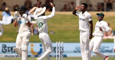Bangladesh's Ebadot Hossain (2nd R) celebrates the wicket of New Zealand's Ross Taylor during Day 5 of the first Test at the Bay Oval, Mount Maunganui, New Zealand, Jan. 5, 2022. (AFP Photo)