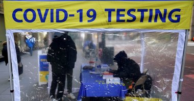 People line up for a COVID-19 test during the coronavirus pandemic in the Manhattan borough of New York City, New York, U.S., Jan. 4, 2022. (Reuters Photo)