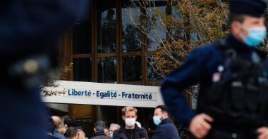 In the aftermath of the assassination of teacher Samuel Paty, many people came to pay tribute in front of the Bois d'Aulne school, where he taught. Conflans-Sainte-Honorine, Oct. 17, 2020. (Reuters Photo)