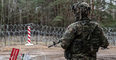 A Polish soldier secures the Polish-Belarusian border near Polowce village, eastern Poland, Dec. 17, 2021. (EPA Photo)