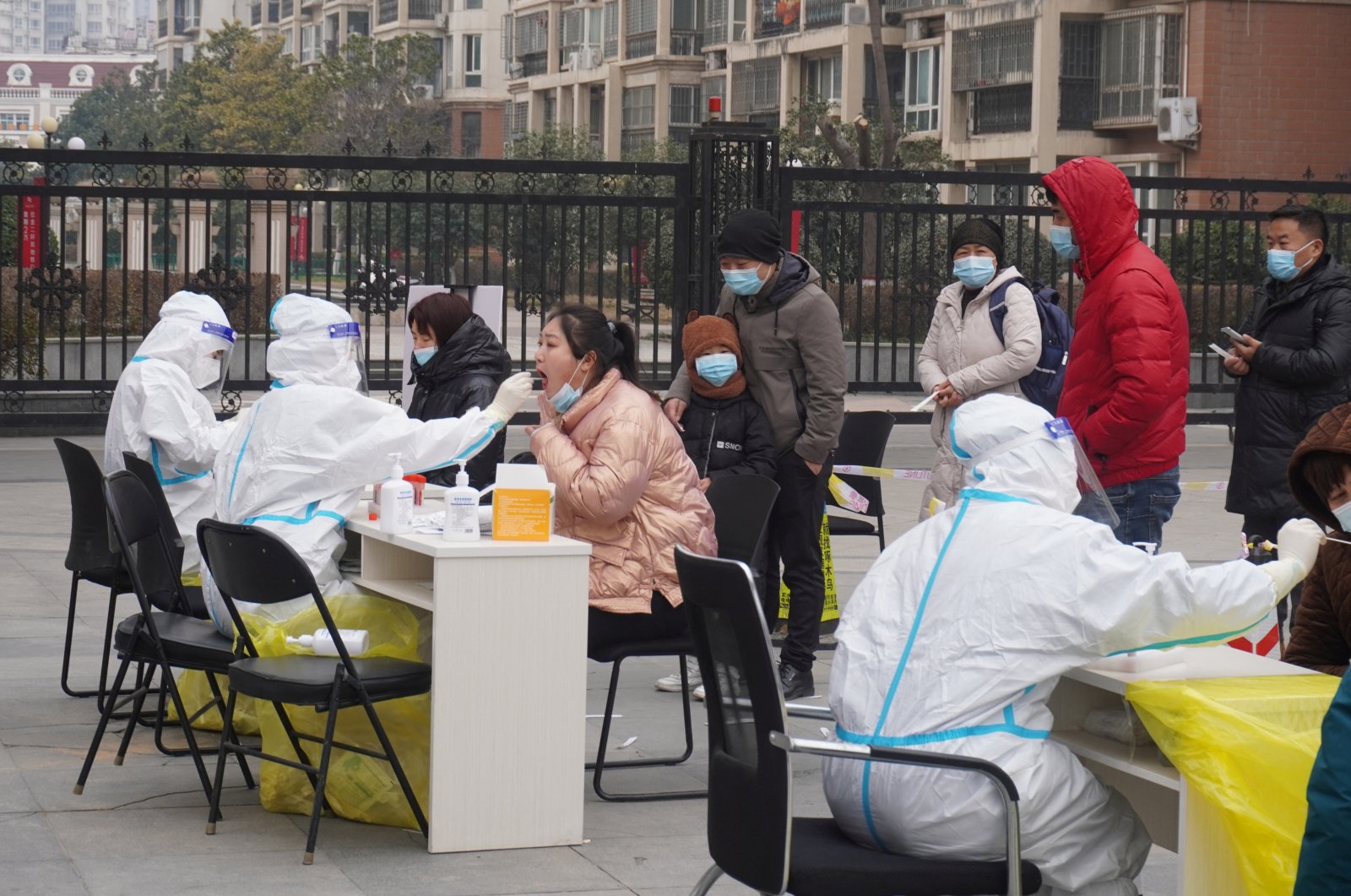 Residents line up for nucleic acid testing following cases of the coronavirus disease (COVID-19) in Zhengzhou, Henan province, China, Jan. 4, 2022. (Reuters Photo)