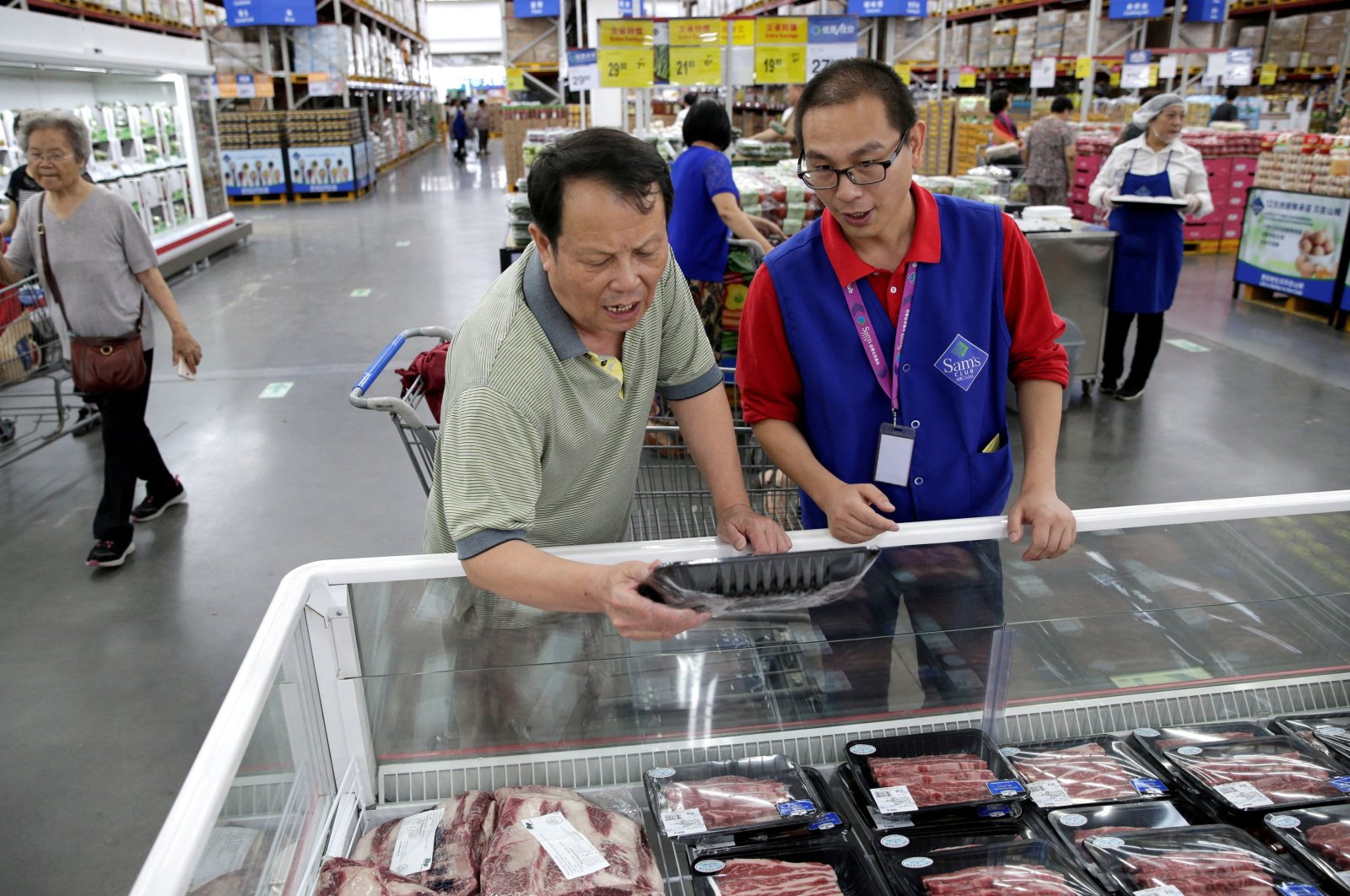 A customer checks cuts of beef at a Sam&#039;s Club store of Walmart Inc. in Beijing, China, June 29, 2017. (Reuters Photo)
