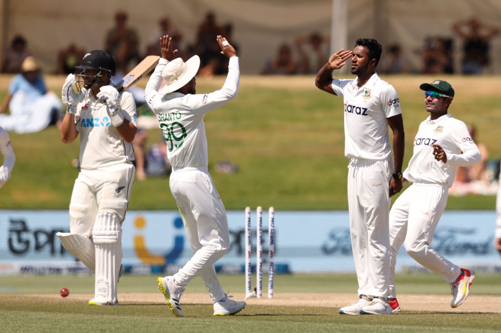 Bangladesh&#039;s Ebadot Hossain (2nd R) celebrates the wicket of New Zealand&#039;s Ross Taylor during Day 5 of the first Test at the Bay Oval, Mount Maunganui, New Zealand, Jan. 5, 2022. (AFP Photo)