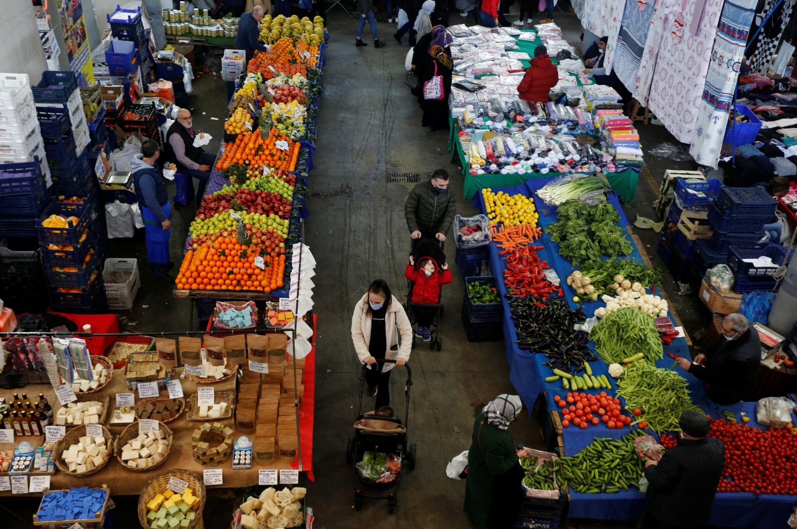 People shop at an open market in Istanbul, Turkey, Jan. 4, 2022. (Reuters Photo)