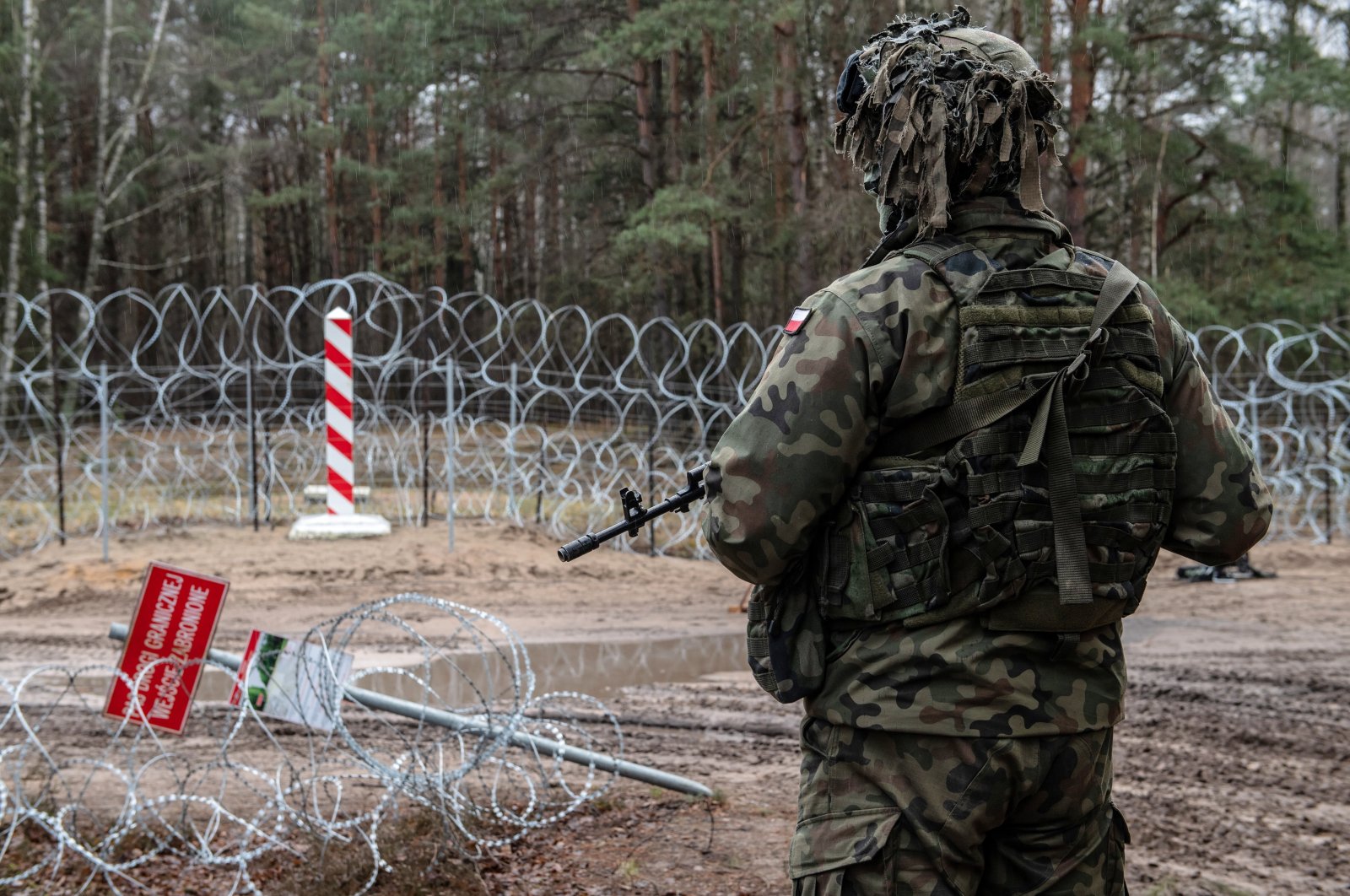 A Polish soldier secures the Polish-Belarusian border near Polowce village, eastern Poland, Dec. 17, 2021. (EPA Photo)