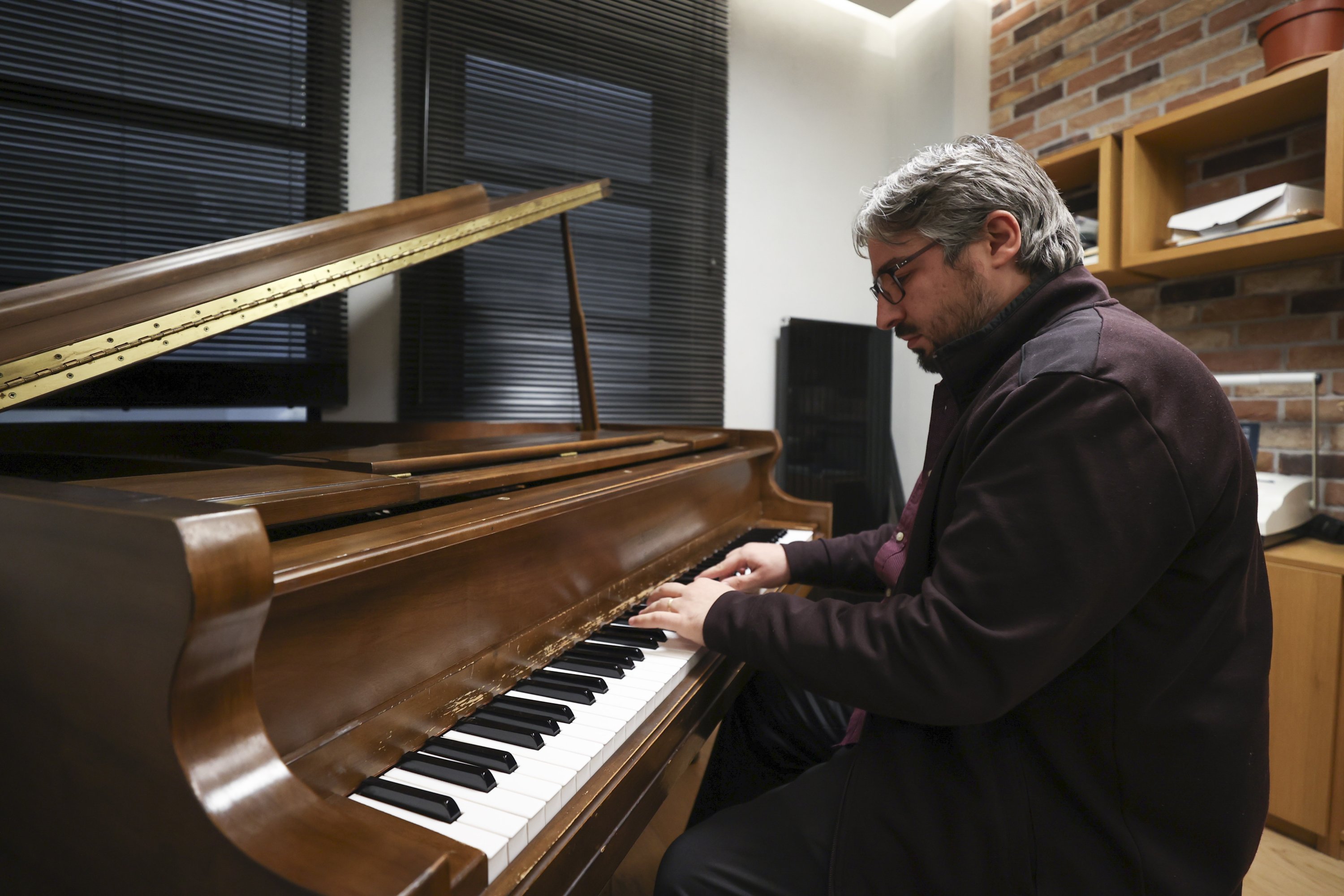 Komposer Erberk Eryılmaz memainkan piano, Ankara, Turki, Jan.  5, 2022. (AA)