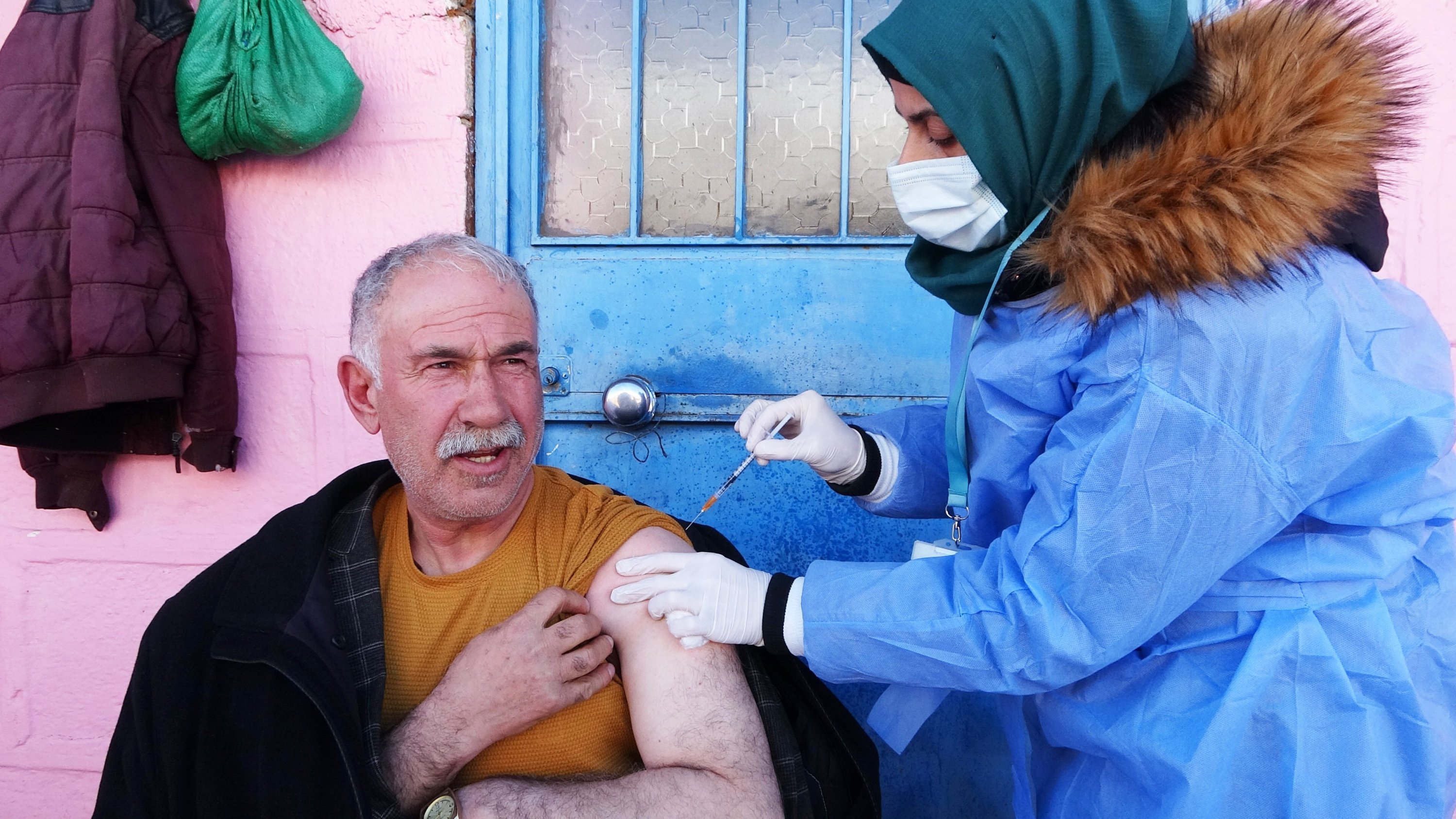 Seorang petugas kesehatan memvaksinasi seorang pria di sebuah desa di Muş, Turki timur, 6 Januari 2022. (İHA PHOTO)