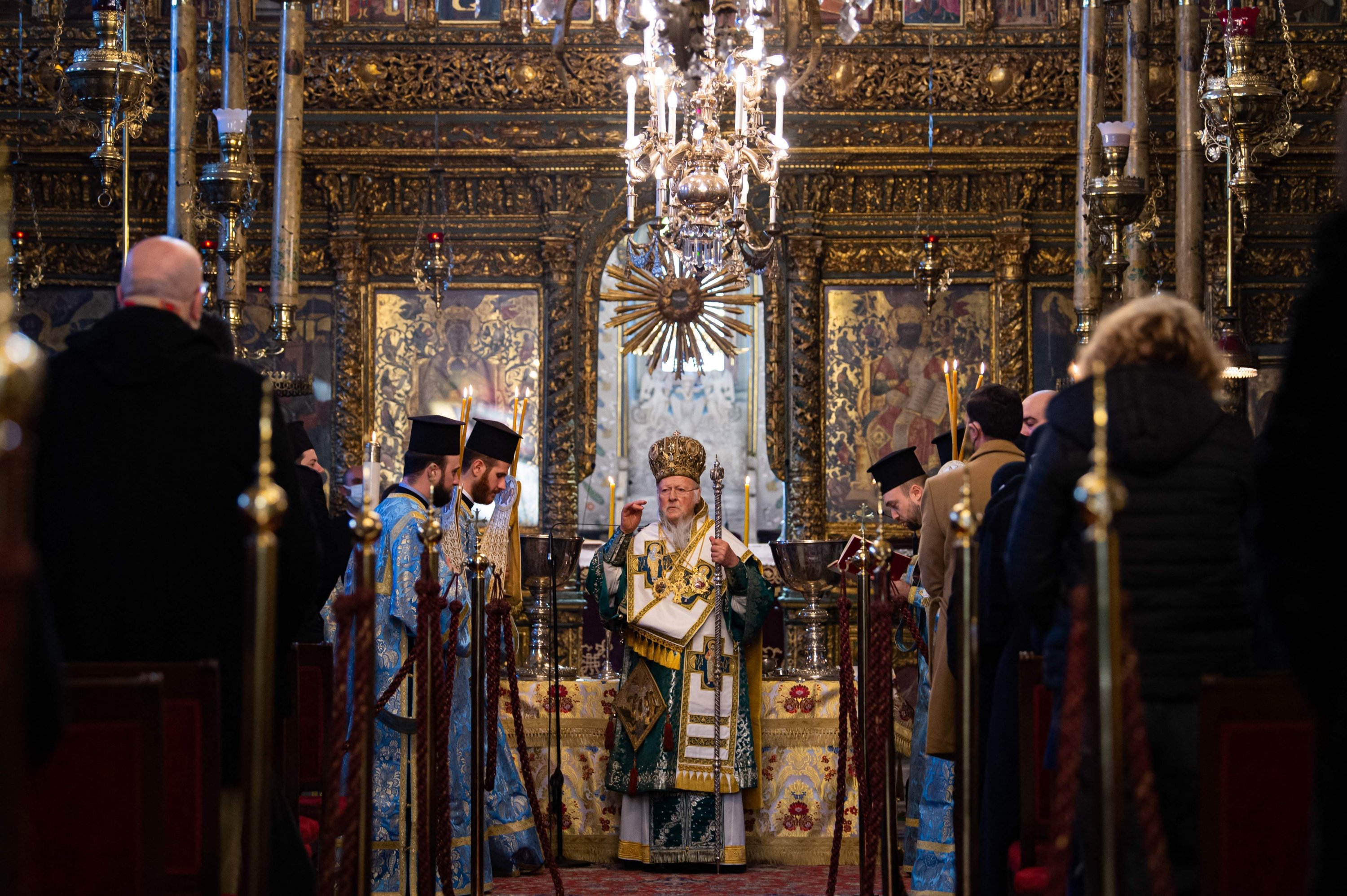 Patriark Bartholomew I memimpin kebaktian Epiphany di Gereja Aya Yorgi, di Istanbul, Turki, 6 Januari 2022. (FOTO AFP) 