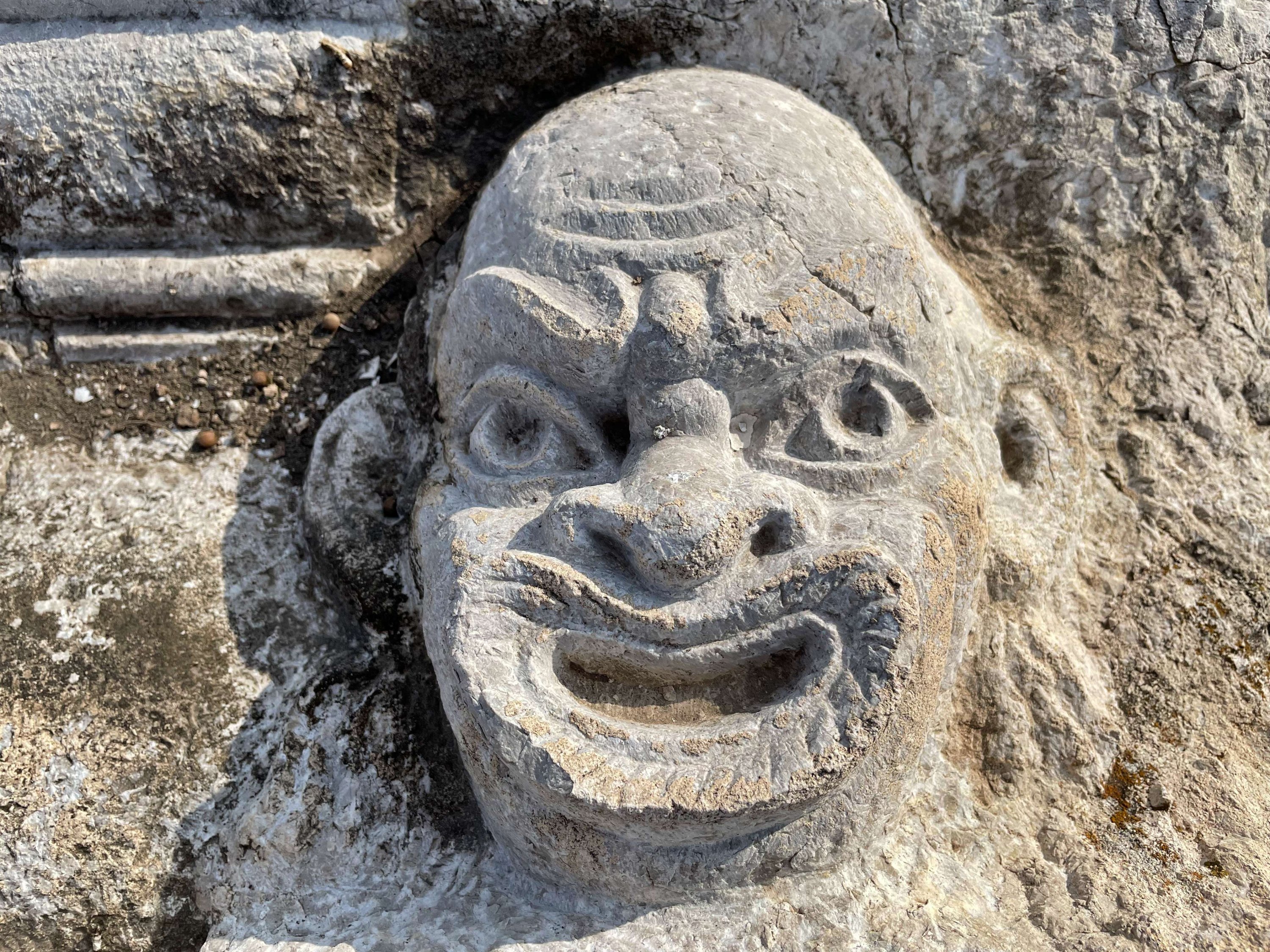 Ene.  6, 2022 Primer plano de una máscara encontrada en la antigua ciudad de Gastabala en Osmani, en el sur de Turquía.  (AUTOMÓVIL CLUB BRITÁNICO)