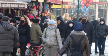 People wearing protective masks against COVID-19 walk on a street, in Eskişehir, central Turkey, Jan. 3, 2022. (DHA PHOTO) 