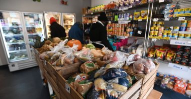 People shop at a market in London, Britain, Dec. 8, 2021. (EPA Photo)