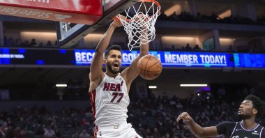 Miami Heat center Ömer Yurtseven dunks the ball in an NBA game against the Sacramento Kings, Sacramento, U.S., Jan. 2, 2022. (AP Photo)
