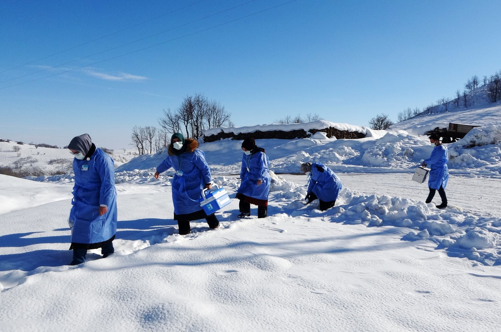 A vaccination crew walks through snow in Muş, eastern Turkey, Jan. 6, 2022. (İHA PHOTO)