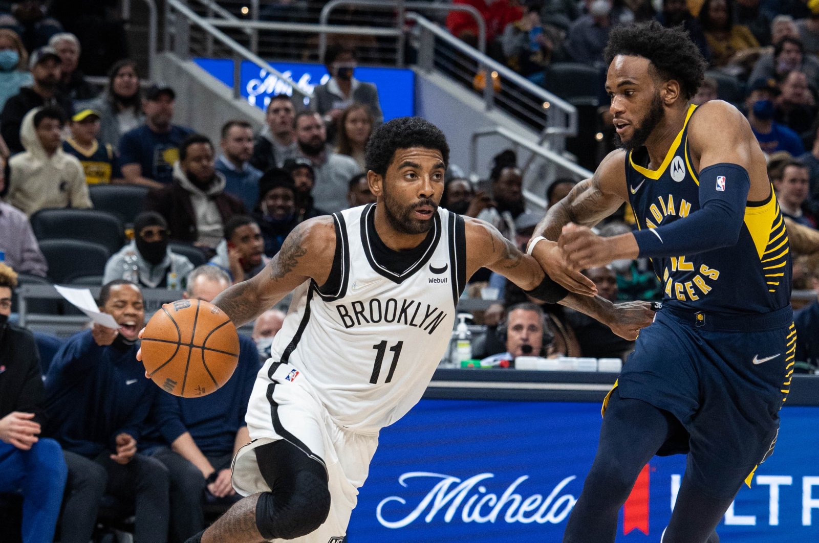 Brooklyn Nets Kyrie Irving (L) dribbles past Indiana Pacers Oshae Brissett in an NBA game in Indiana, U.S., Jan 5, 2022. (Reuters Photo)