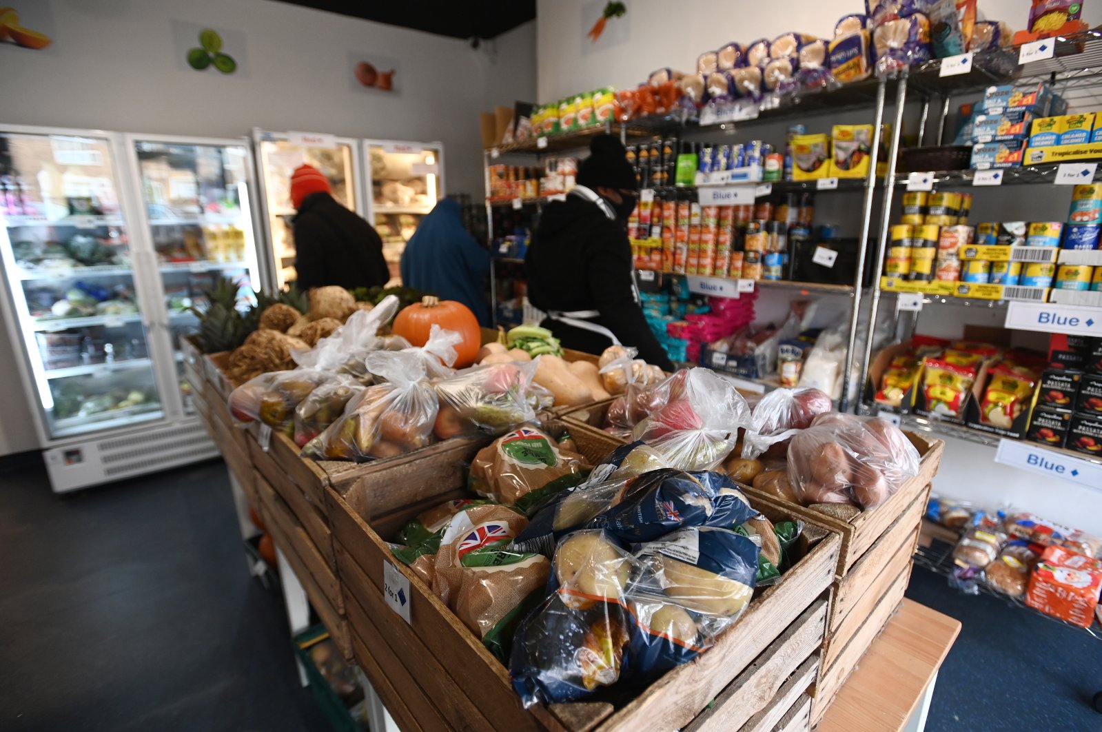 People shop at a market in London, Britain, Dec. 8, 2021. (EPA Photo)