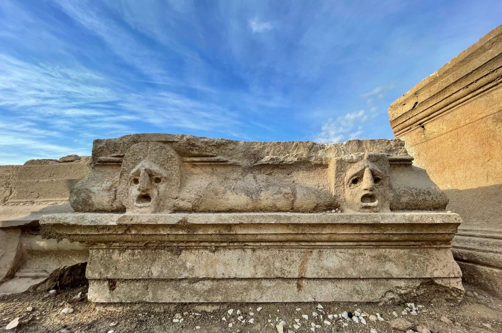 Komedi, topeng tragedi ditemukan di kota kuno Kastabala, Turki