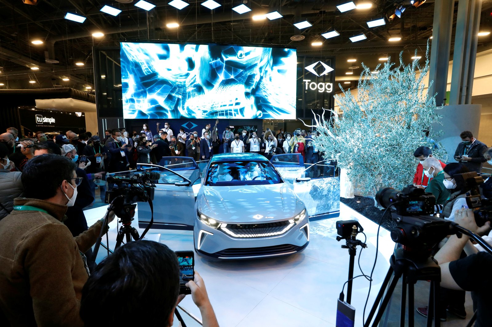 Attendees and journalists check out Togg&#039;s &quot;Transition Concept&quot; electric vehicle after it is unveiled during CES 2022 at the Las Vegas Convention Center in Las Vegas, Nevada, U.S., Jan. 5, 2022. (Reuters Photo)