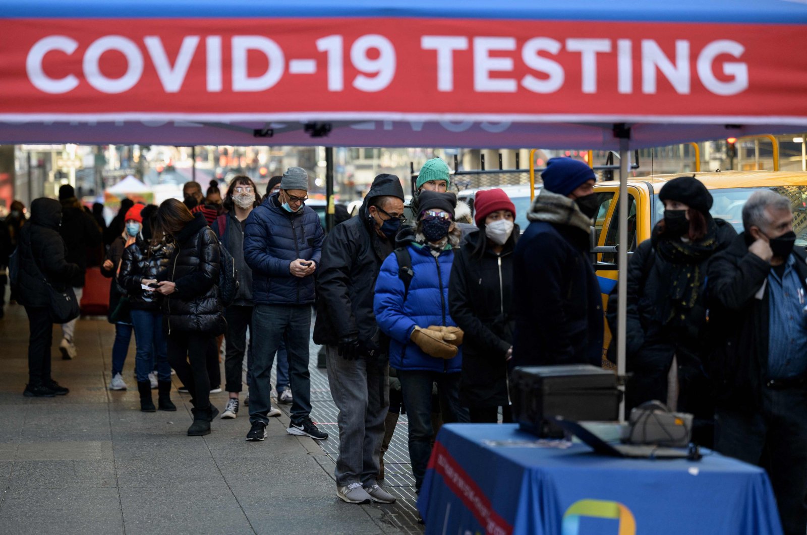 People wait in line to receive a COVID-19 test in New York, U.S., Jan. 4, 2022. (AFP Photo) 
