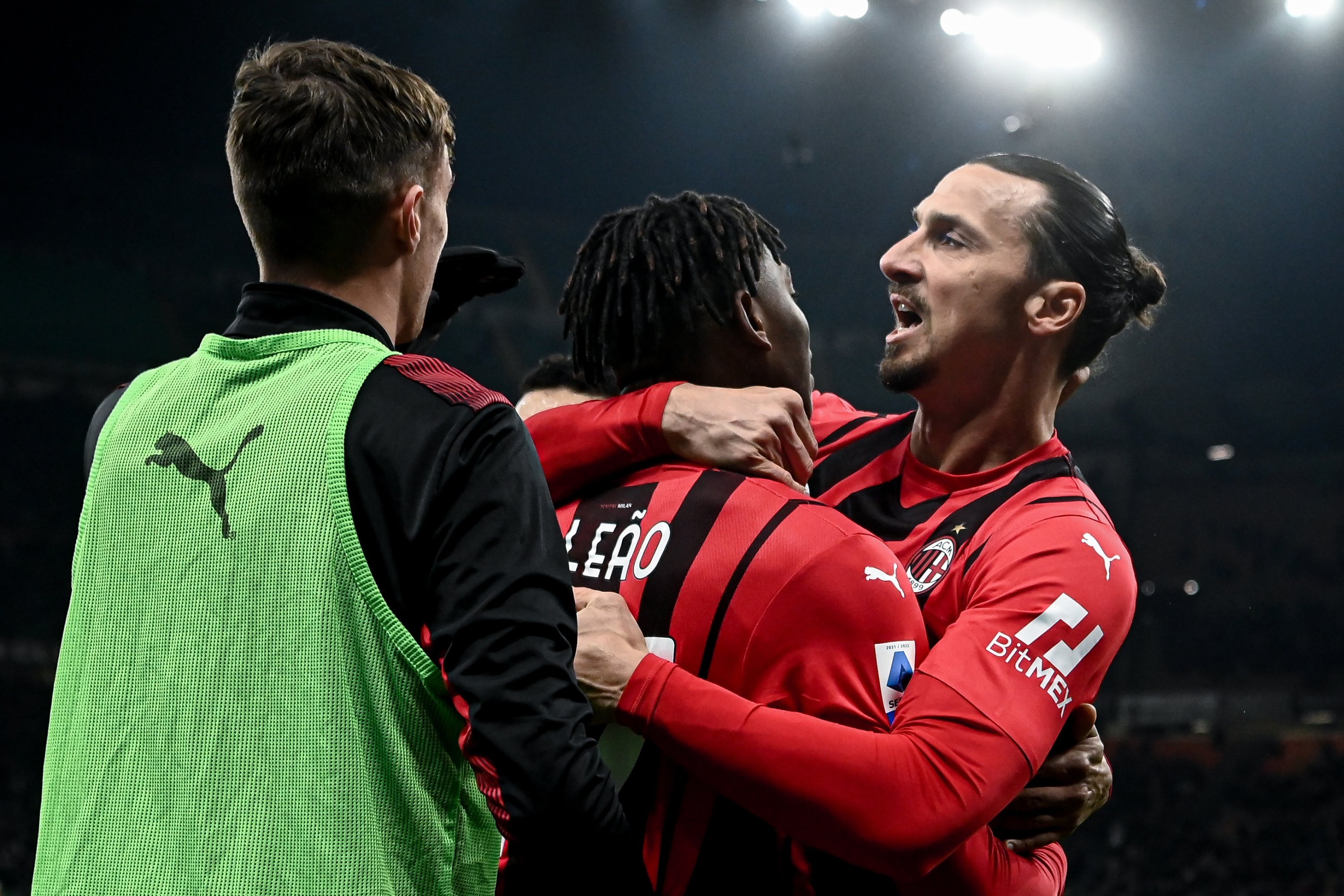 Pemain Milan Rafael Leao merayakan dengan rekan setimnya Zlatan Ibrahimovic setelah mencetak gol dalam pertandingan Serie A melawan Roma, Milan, Italia, 6 Januari 2022. (AA Photo)