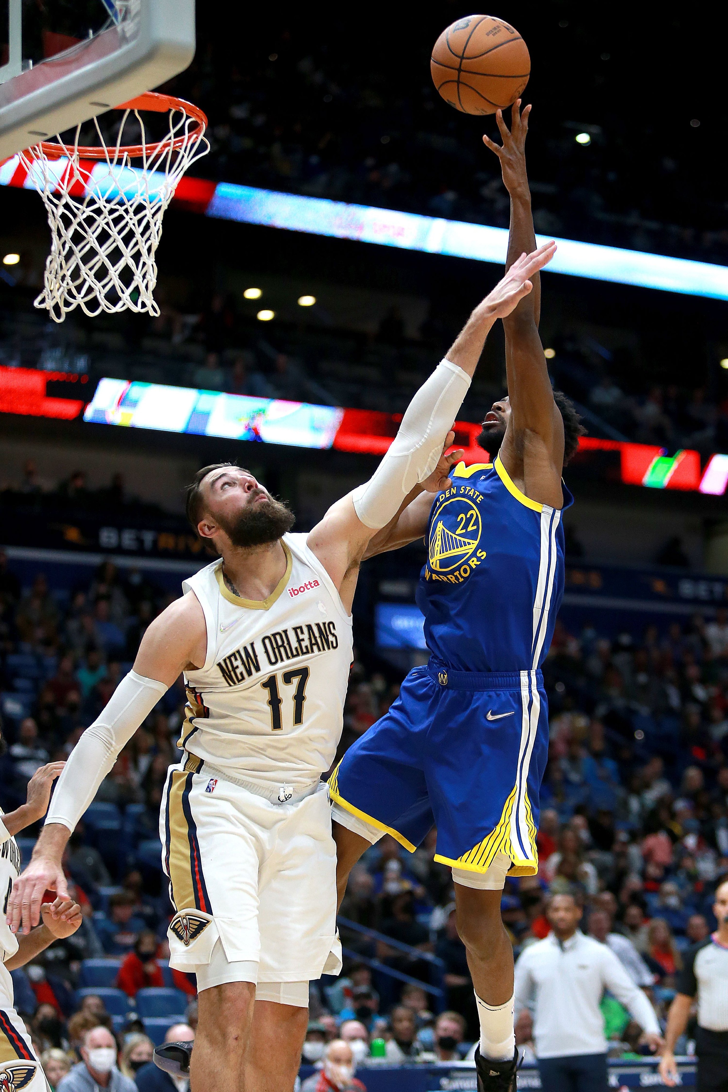 Warriors' Andrew Wiggins (R) tries to shoot over Pelican's Jonas Valanciunas in an NBA game, New Orleans, U.S., Jan. 6, 2022. (AFP Photo)