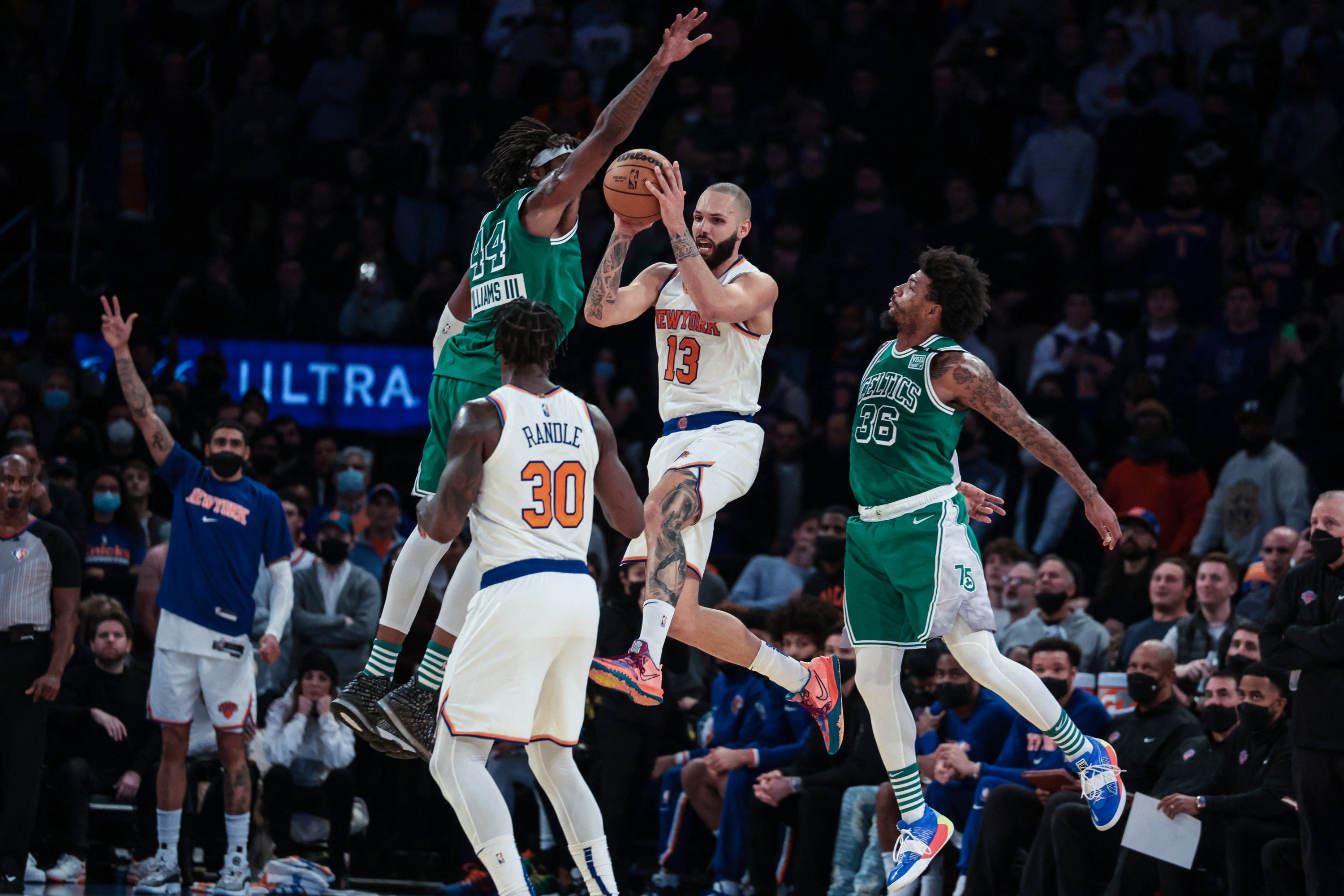 New York Knicks guard Evan Fournier (C) passes the ball as Boston Celtics center Robert Williams III (L) and guard Marcus Smart (R) defend during an NBA game, New York, U.S., Jan. 6, 2022. (Reuters Photo)