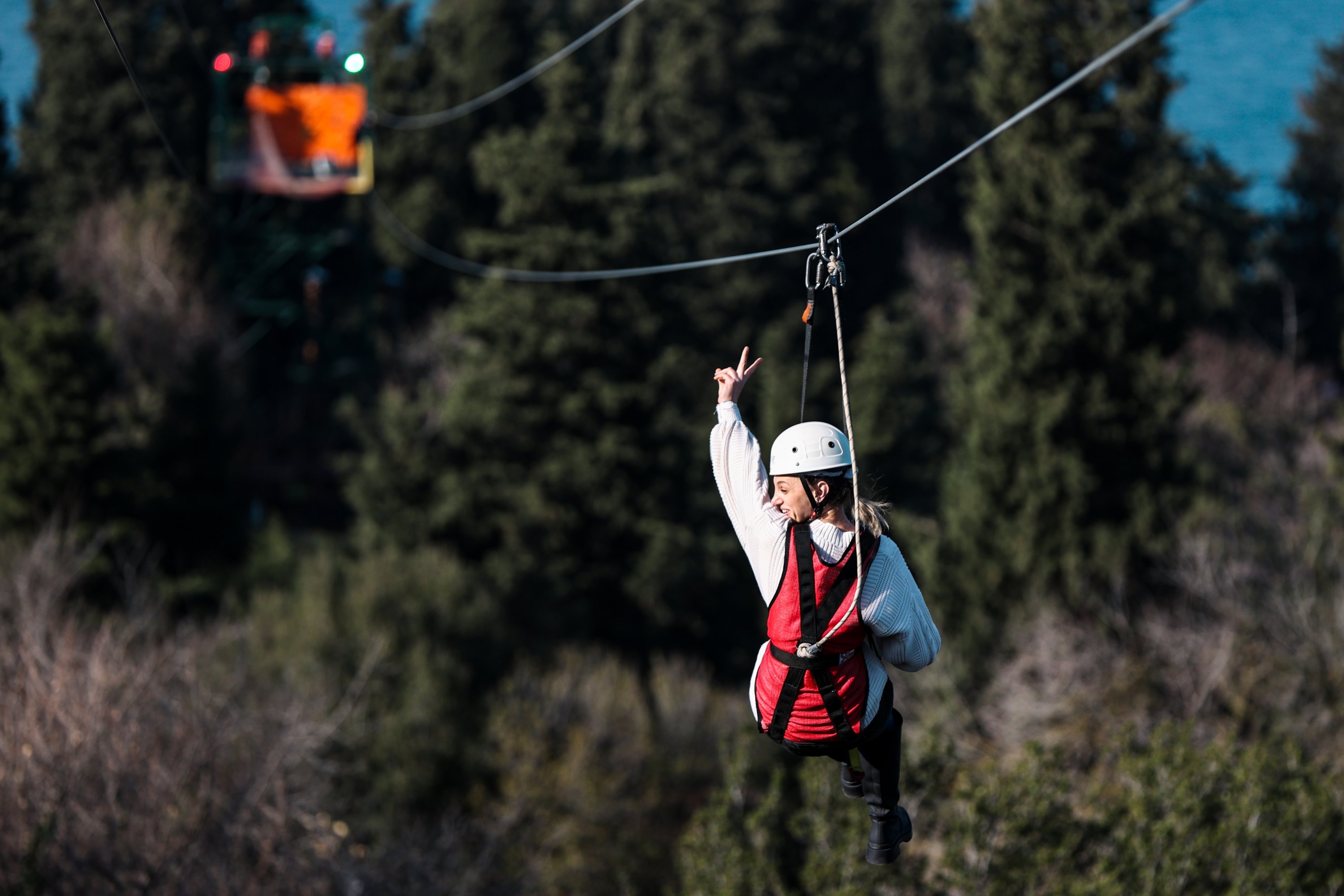 Pecinta petualangan di Istanbul kini dapat merasakan jantung mereka berpacu saat melakukan ziplining dan sekaligus menikmati pemandangan Bosporus yang mempesona.  (Foto AA)