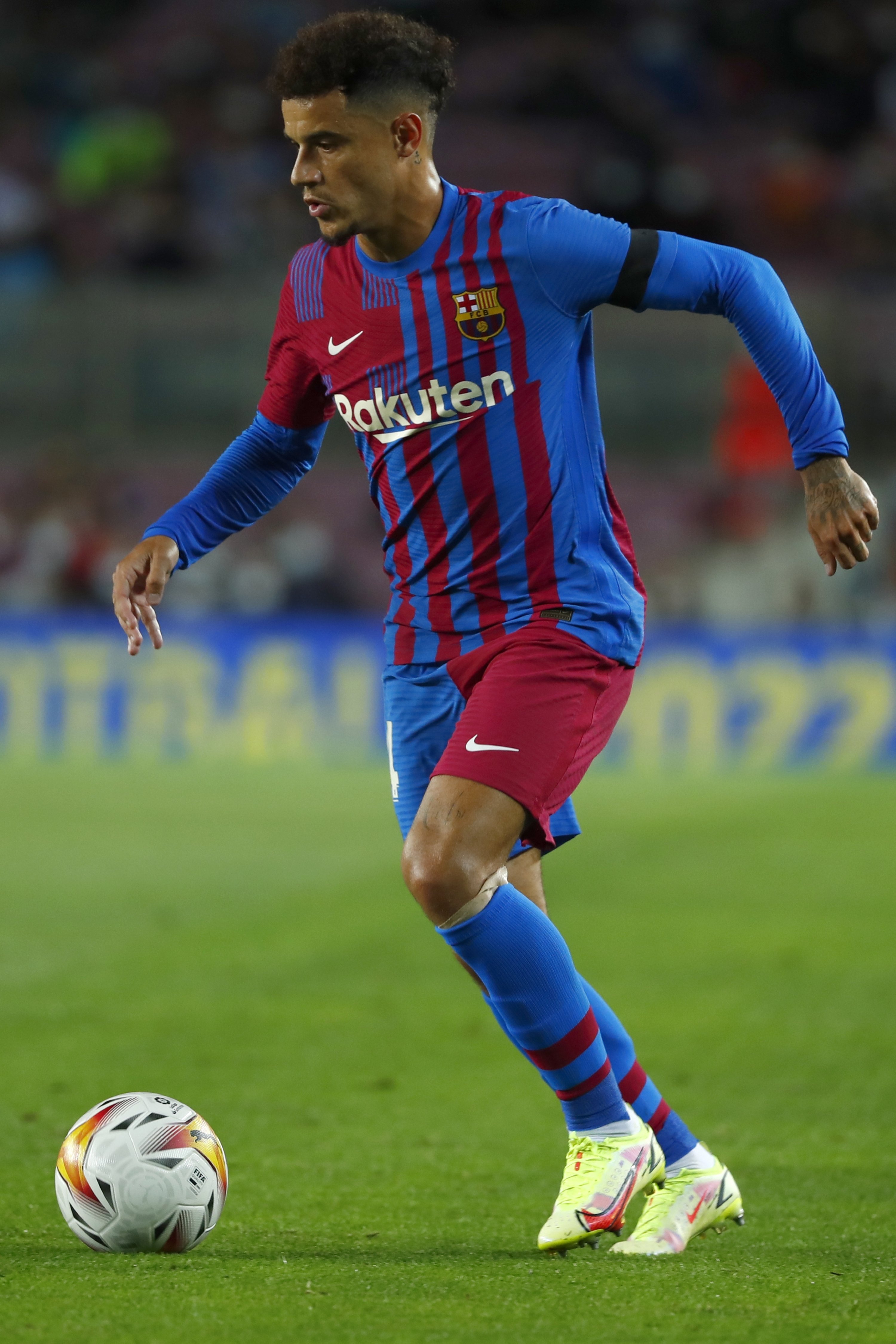 Pemain Barcelona Philippe Coutinho mengontrol bola saat pertandingan La Liga melawan Granada, Barcelona, ​​Spanyol, 20 September 2021. (AP Photo)