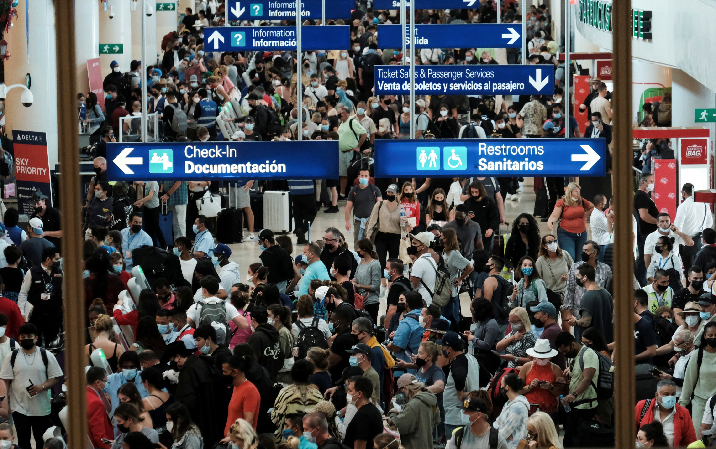 Canadian passengers stranded for ditching masks during party flight | Daily Sabah