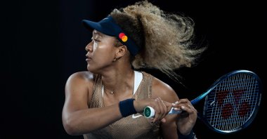Japan's Naomi Osaka in action against Germany's Andrea Petkovic at the Melbourne Summer Set tennis tournament, Melbourne, Australia, Jan. 7, 2022. (AFP Photo)