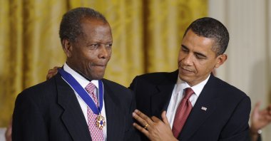 U.S. President Barack Obama (R) awards U.S. actor Sidney Poitier with the Presidential Medal of Freedom during a ceremony in the East Room of the White House in Washington, D.C., Aug. 12, 2009 (EPA Photo)