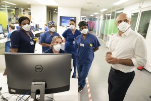 Britain's Health Secretary Sajid Javid (R) meets staff in a COVID-19 Intensive Care Unit during a visit to Kings College Hospital in London, U.K., Jan. 7, 2022. (Photo via AP)