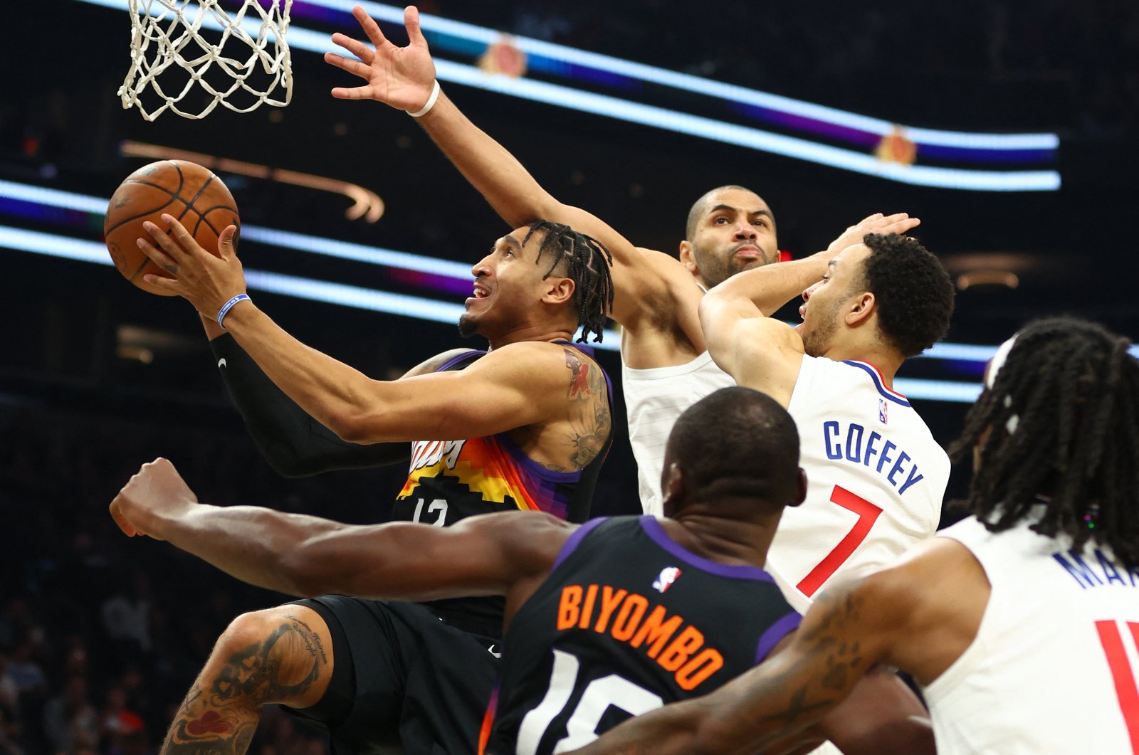 Phoenix Suns forward Ish Wainright (L) drives to the basket against the Los Angeles Clippers in an NBA game, Phoenix, U.S., Jan 6, 2022. 