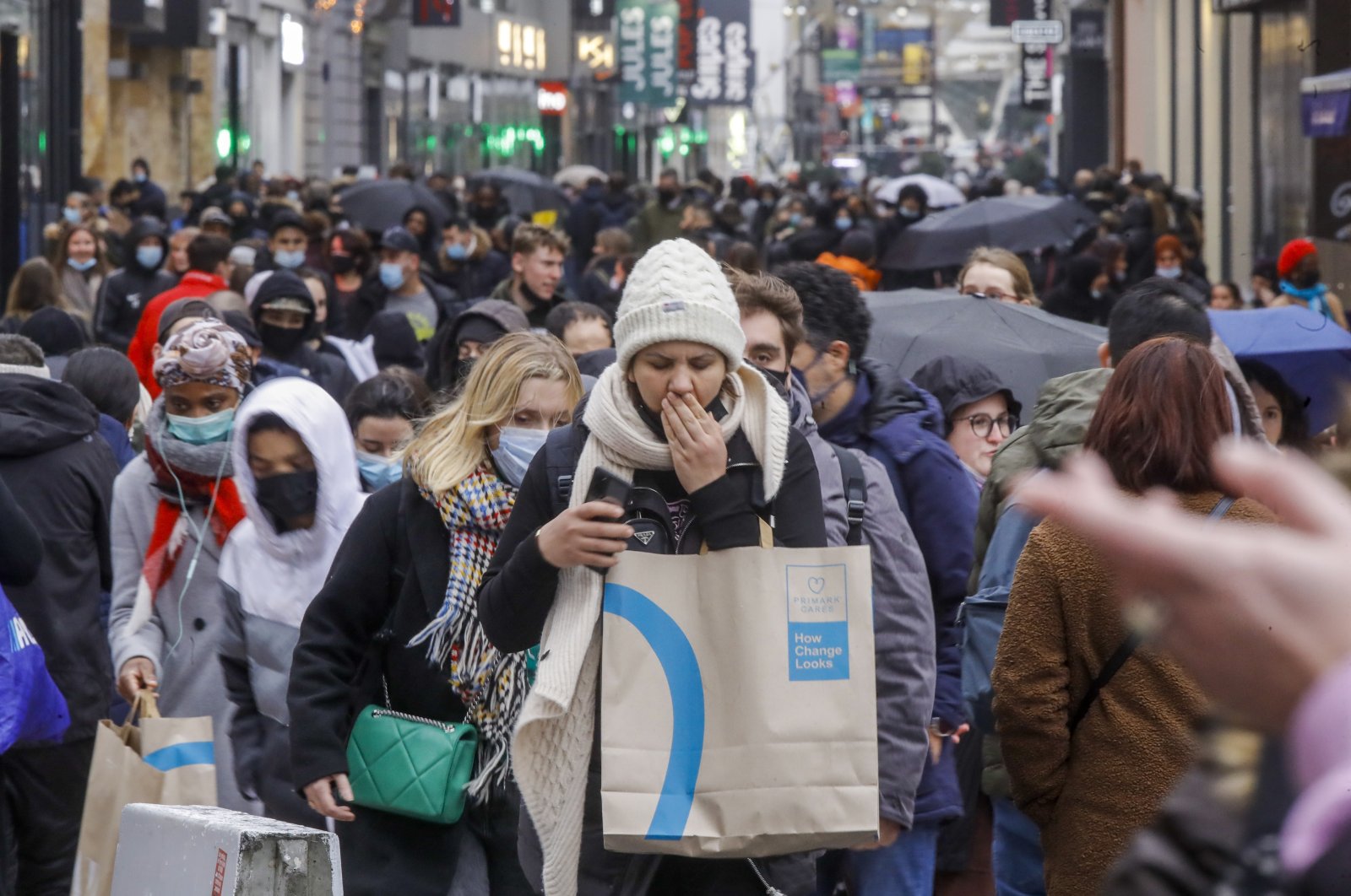 Shoppers are seen on the main shopping street of Brussels, Belgium, Jan. 3, 2021. (EPA Photo)