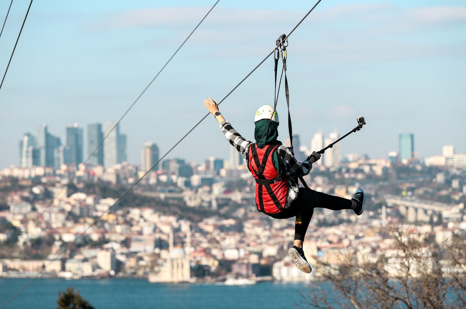 Petualangan!  Zipliner di Istanbul menikmati pemandangan Bosporus yang setinggi langit