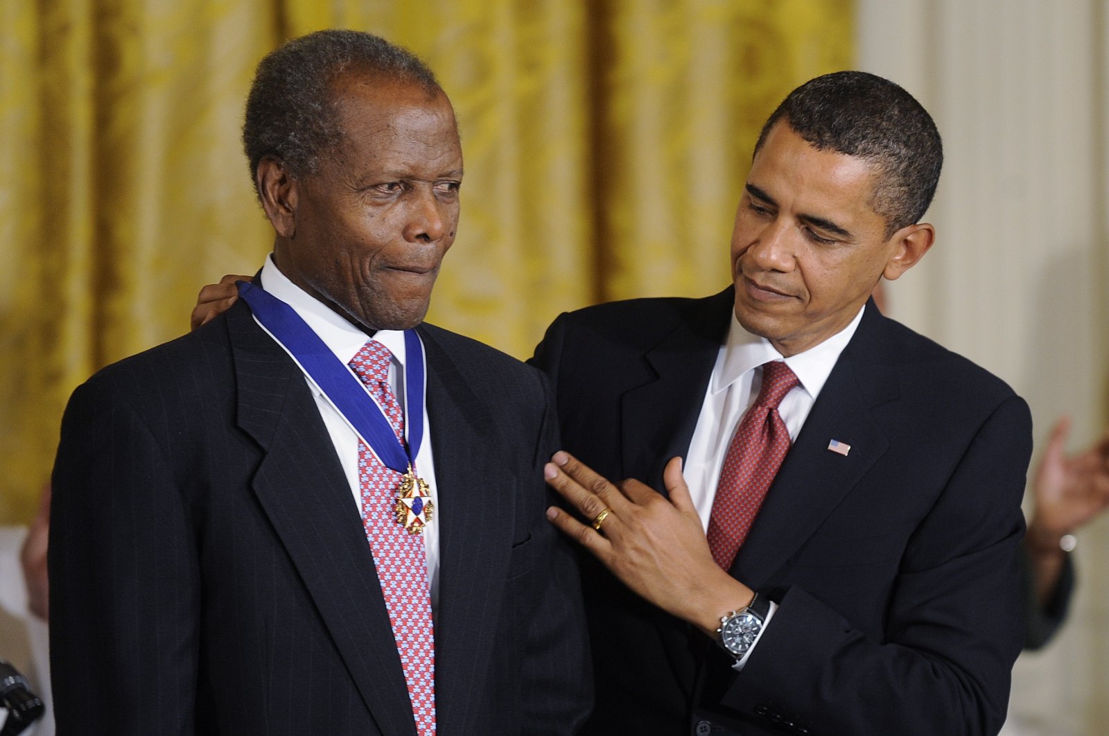 U.S. President Barack Obama (R) awards U.S. actor Sidney Poitier with the Presidential Medal of Freedom during a ceremony in the East Room of the White House in Washington, D.C., Aug. 12, 2009 (EPA Photo)