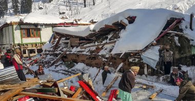 Local residents remove debris of a collapsed house following heavy snowfall that triggered an avalanche in Neelum Valley, in Pakistan-administered Kashmir, Jan. 14, 2020. (AFP Photo)