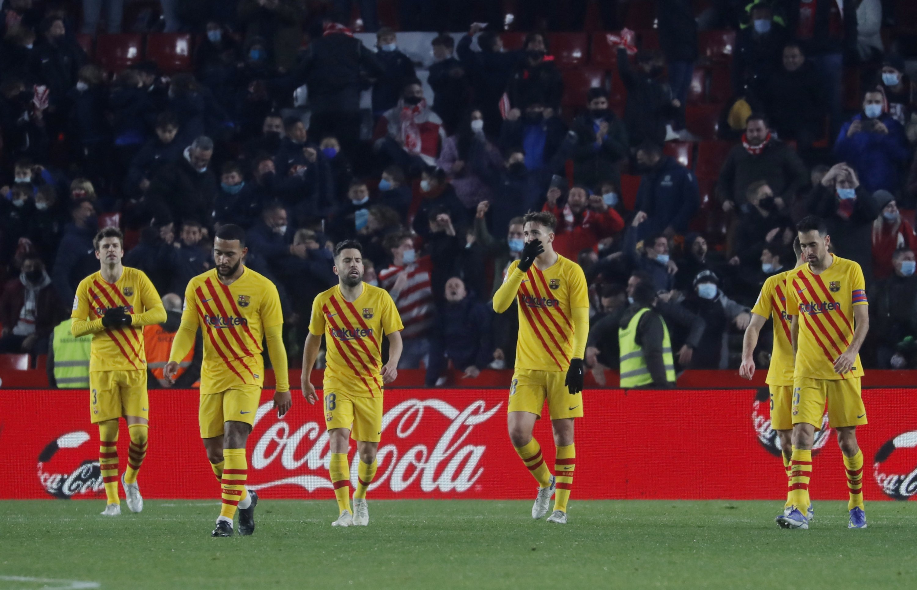 Para pemain Barcelona terlihat sedih setelah bermain imbang dalam pertandingan La Liga melawan Granada di Nuevo Estadio de Los Carmenes, Granada, Spanyol, 8 Januari 2022. (Foto: Reuters)