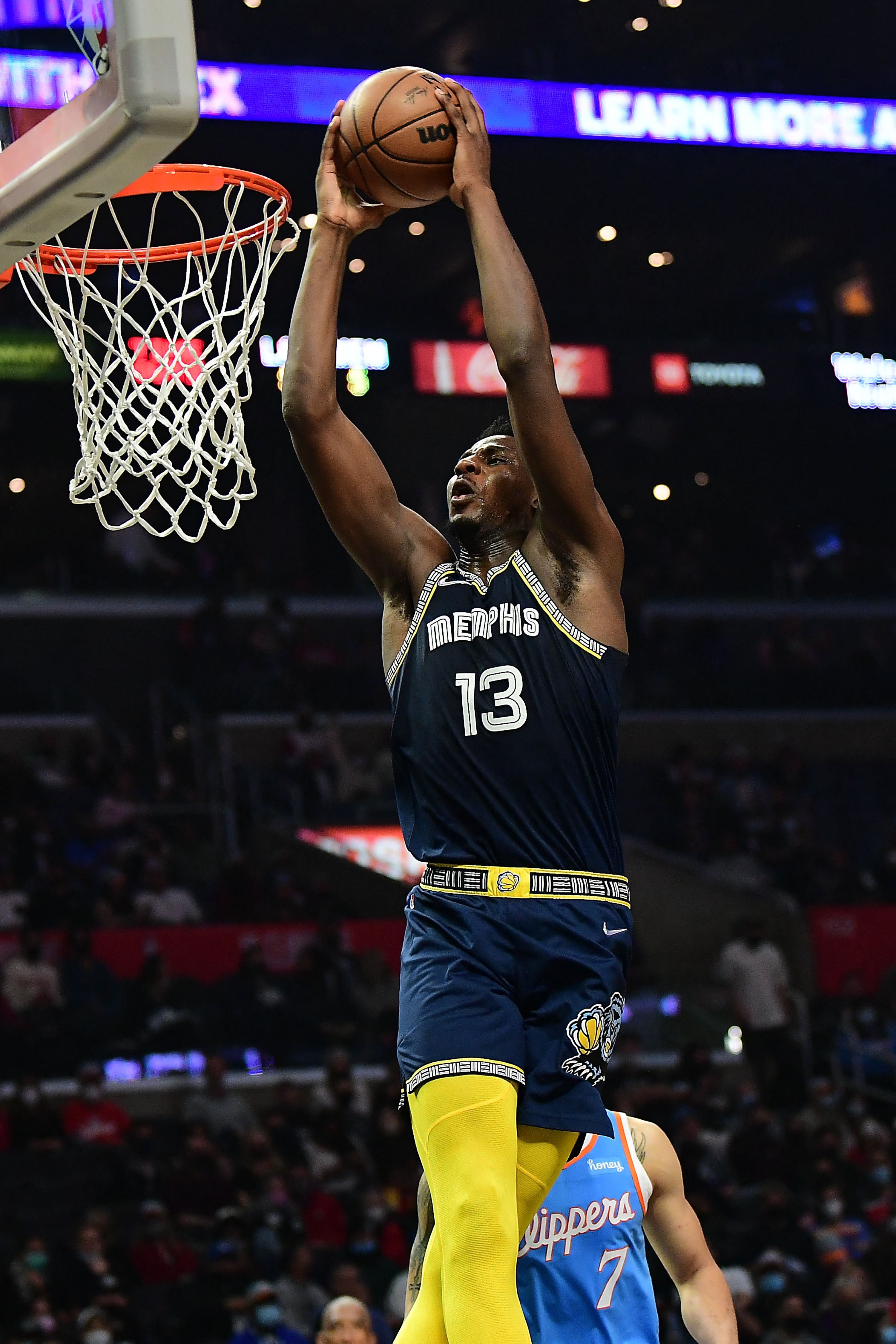 Memphis Grizzlies forward Jaren Jackson Jr. (R) dunks for a basket during an NBA game against the Los Angeles Clippers, Los Angeles, U.S., Jan 8, 2022. (Reuters Photo) 