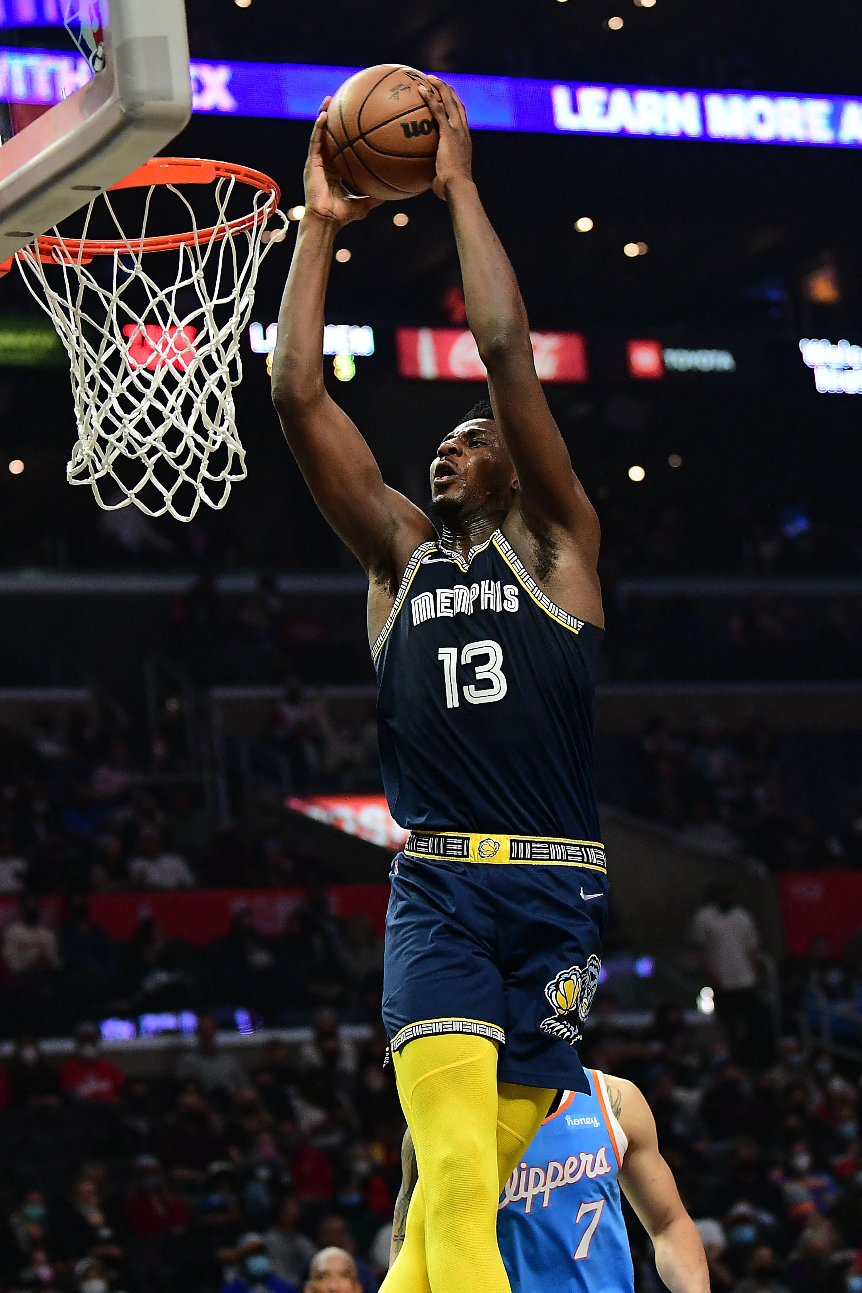 Pemain depan Memphis Grizzlies Jaren Jackson Jr. (kanan) melakukan dunk untuk melakukan dunk selama pertandingan NBA melawan Los Angeles Clippers, Los Angeles, AS, 8 Januari 2022. (Foto Reuters) 