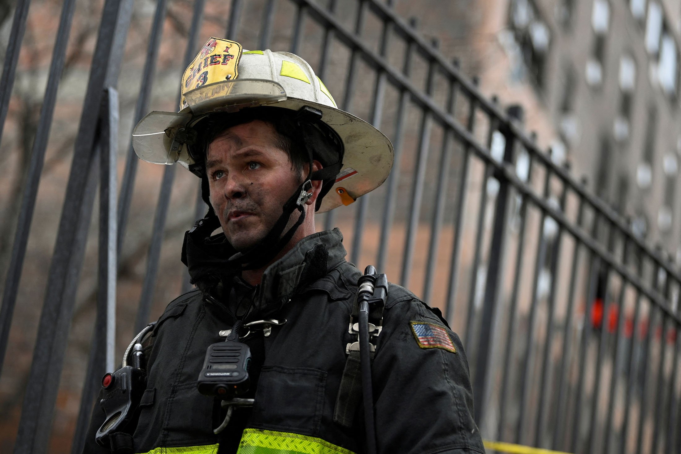 Personel darurat dari FDNY menanggapi kebakaran gedung apartemen di wilayah Bronx, New York City, AS, 9 Januari 2022. (Foto Reuters)