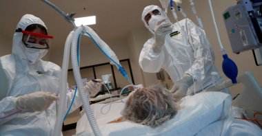 Medical staff members Selin Döner and Sefa Nacak treat a COVID-19 patient at the intensive care unit (ICU) of the Başakşehir Çam and Sakura City Hospital in Istanbul, Turkey, Nov. 25, 2021. (Reuters File Photo)