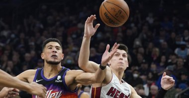 Phoenix Suns' Devin Booker (L) vies for the ball with Miami Heat's Tyler Herro (R) during an NBA game, Phoenix, U.S., Jan. 8, 2022. (AP Photo)
