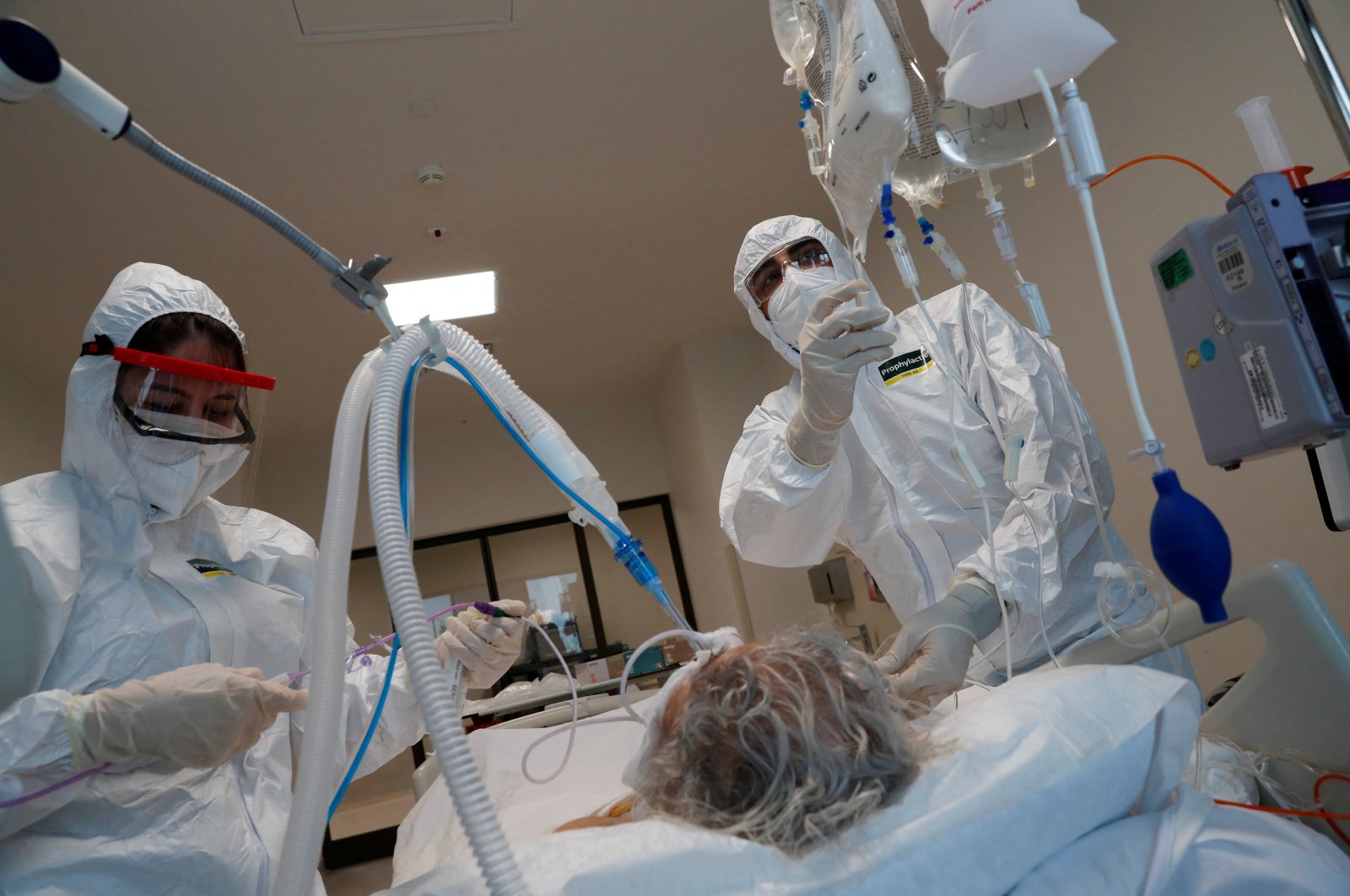 Medical staff members Selin Döner and Sefa Nacak treat a COVID-19 patient at the intensive care unit (ICU) of the Başakşehir Çam and Sakura City Hospital in Istanbul, Turkey, Nov. 25, 2021. (Reuters File Photo)